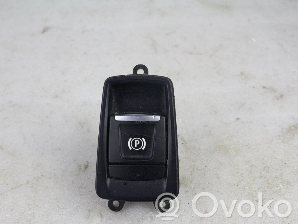BMW 2 F45 Przycisk / Włącznik hamulca ręcznego 