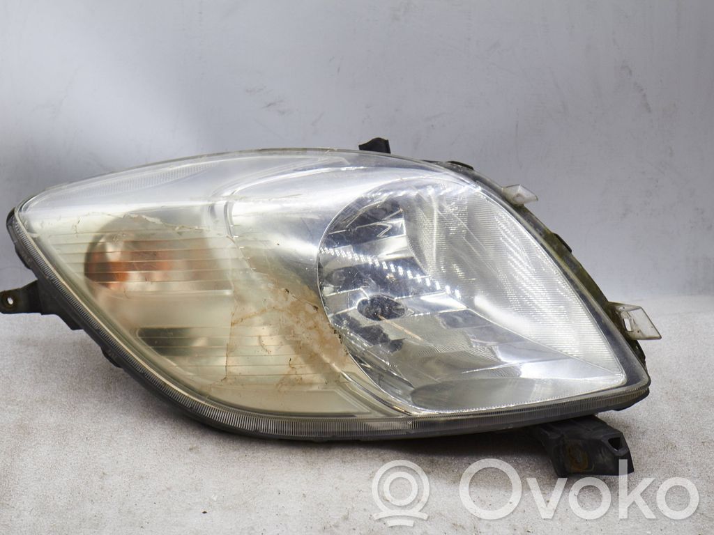 Toyota Yaris Lampa przednia 
