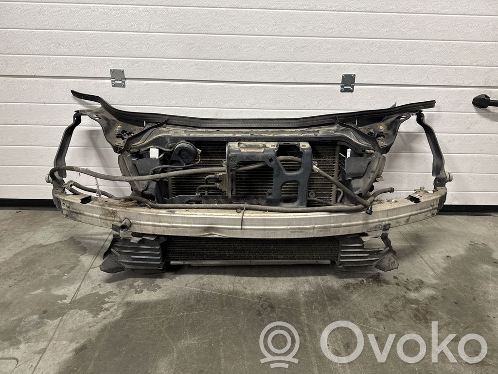 Mercedes-Benz CLS C219 Pas przedni 