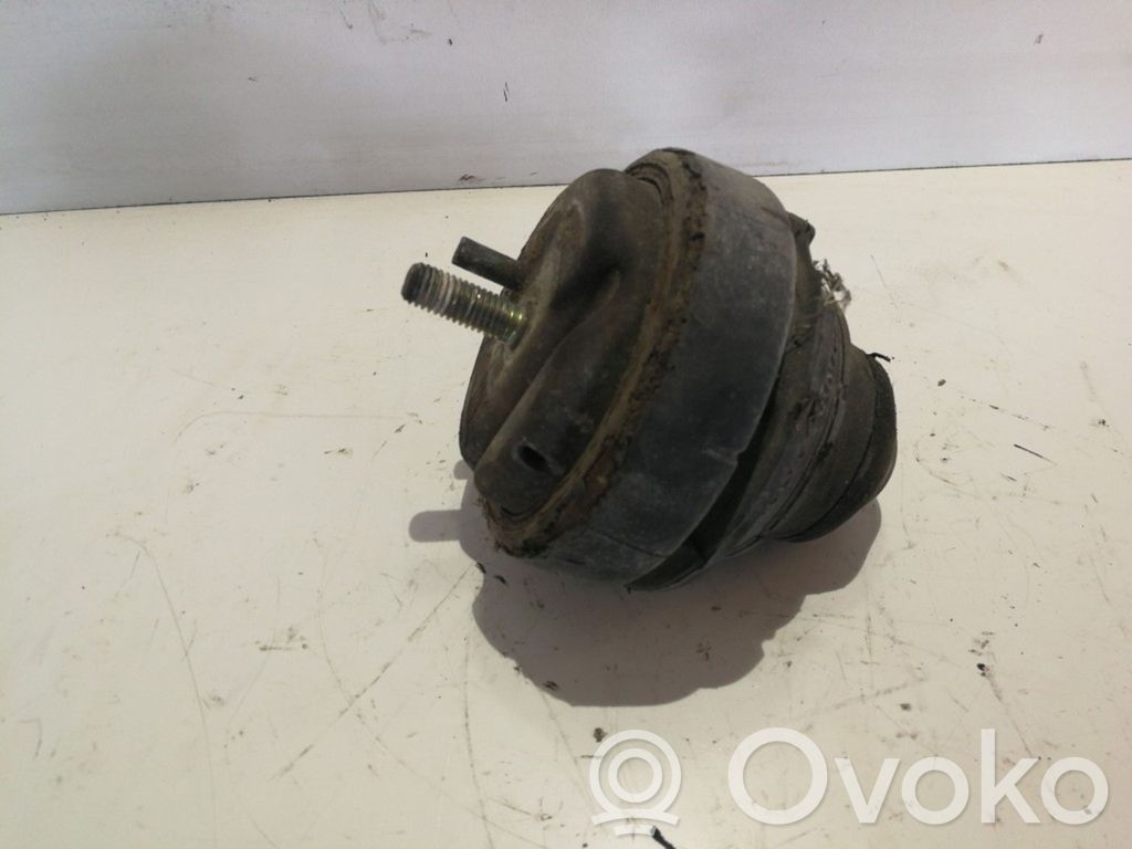 Volvo V70 Engine mount bracket 