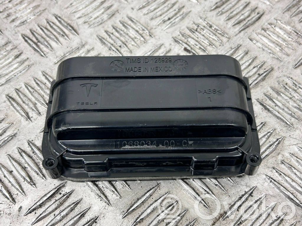 Quarter panel pressure vent   106803400C