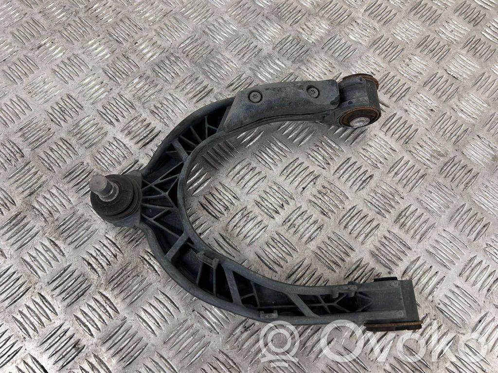 Tesla Model 3 U veida svira 