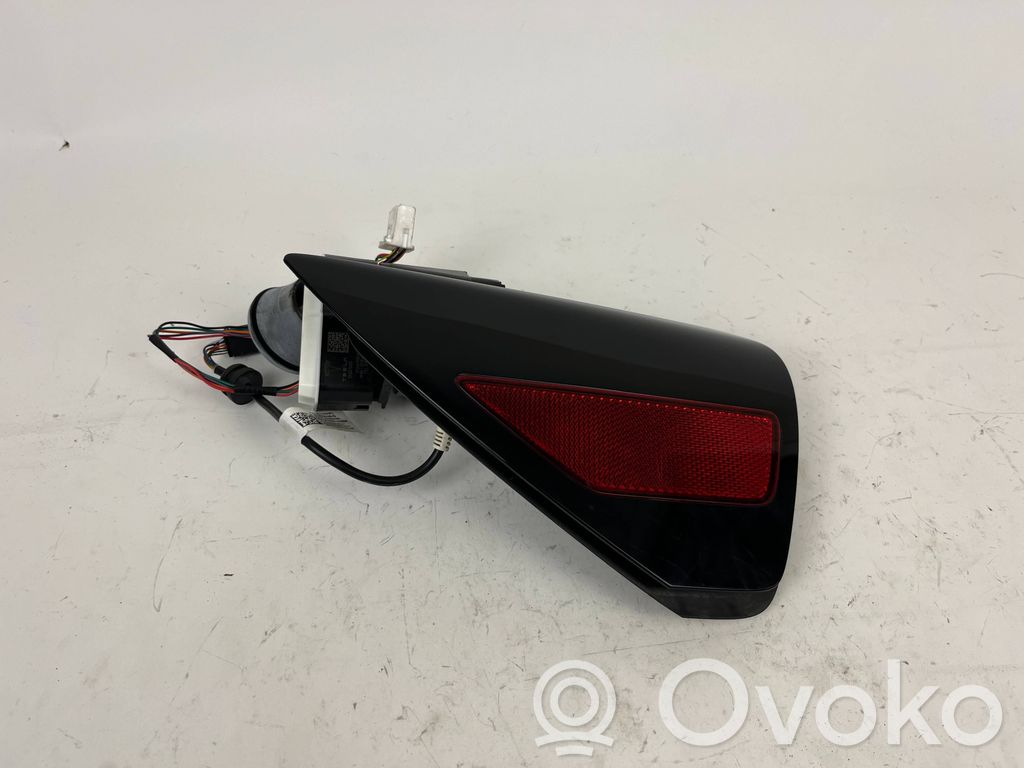 Tesla Model 3 Sähköauton latauspistorasian kansi 