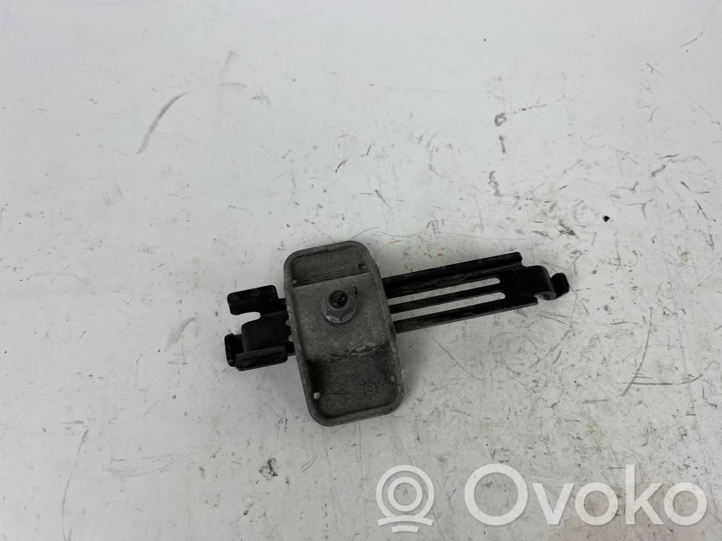 Tesla Model 3 Akumuliatoriaus laikiklis 