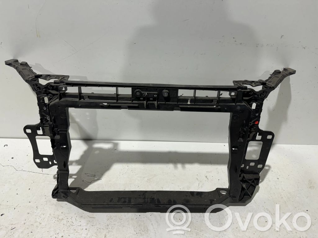 Audi Q3 F3 Pas przedni 