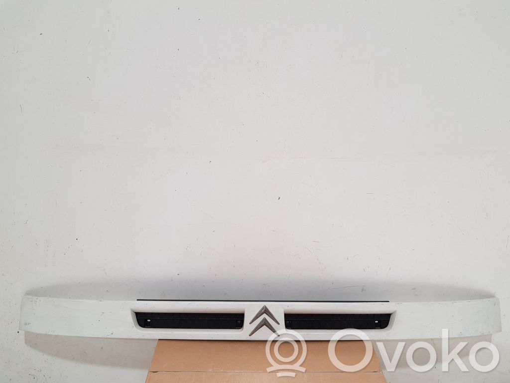 Quarter panel pressure vent   1305094080