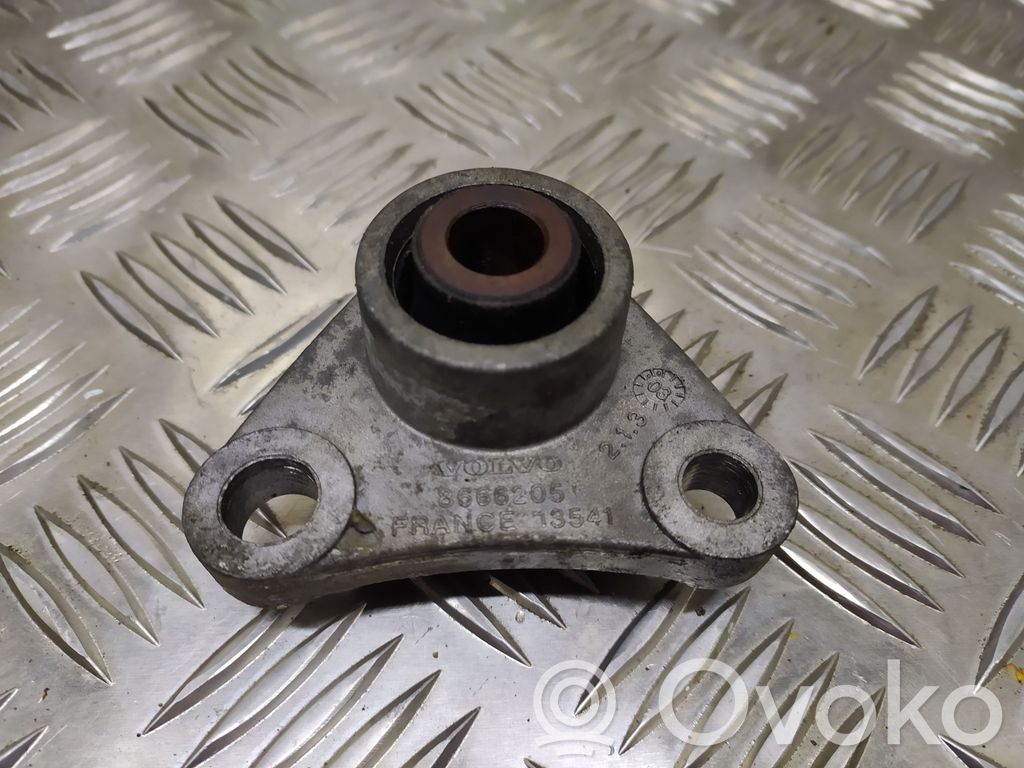 Volvo XC90 Engine mount bracket 