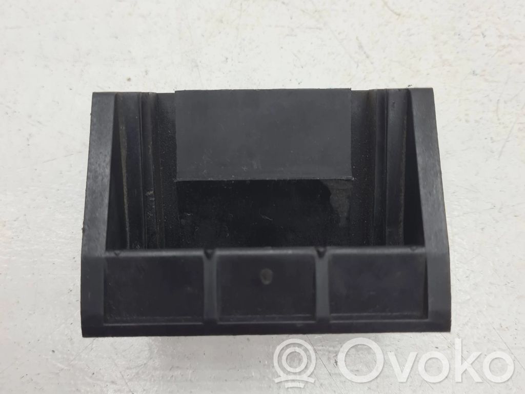 BMW X5 E70 Radiator mount bracket 