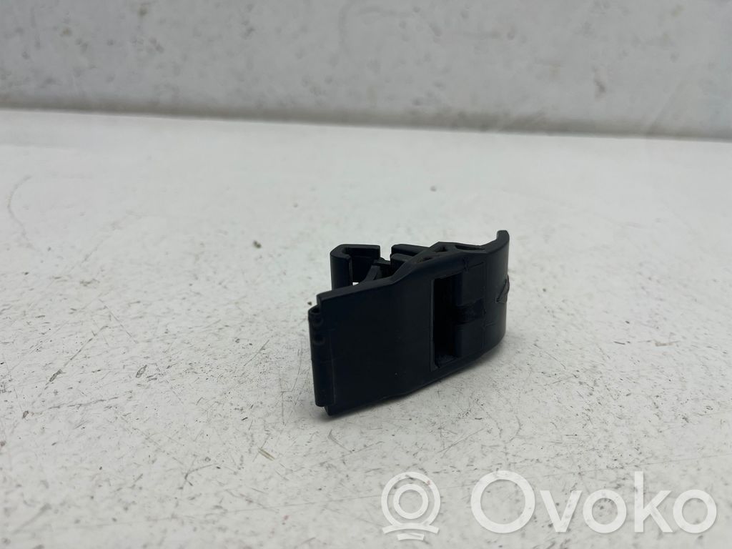 Radiator mount bracket   1723341