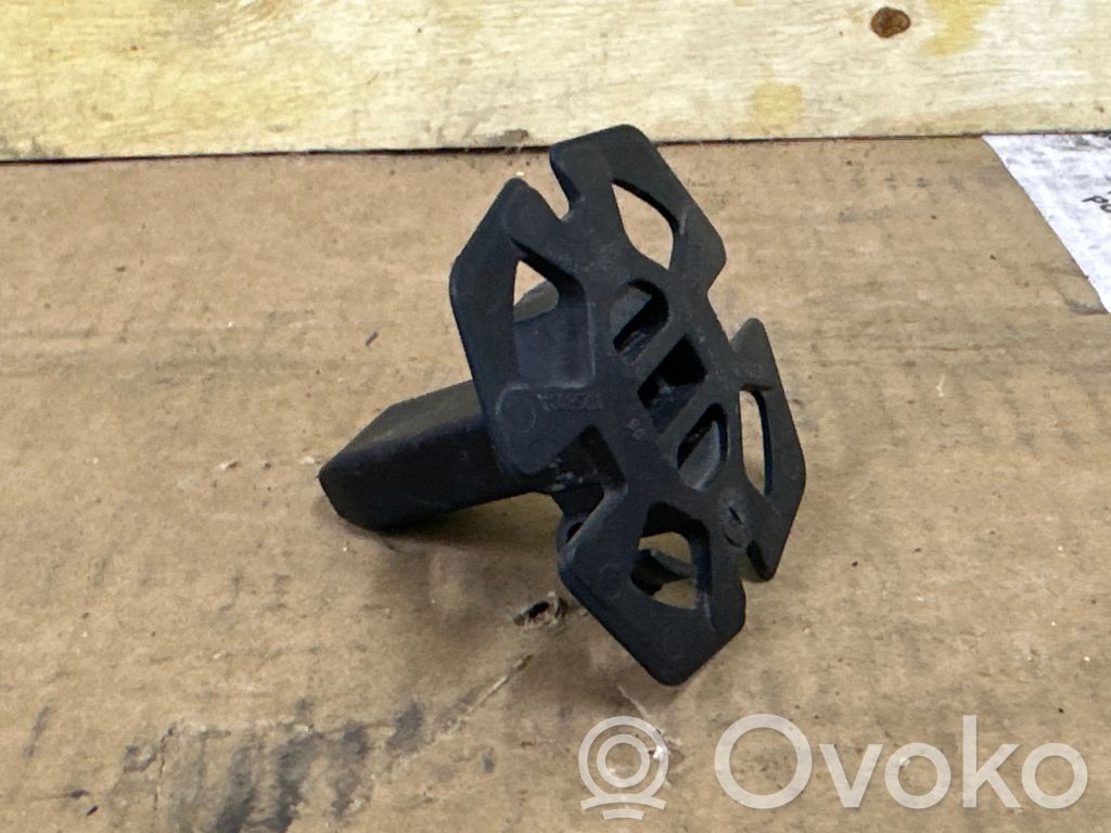 BMW 3 F30 F35 F31 Radiator mount bracket 