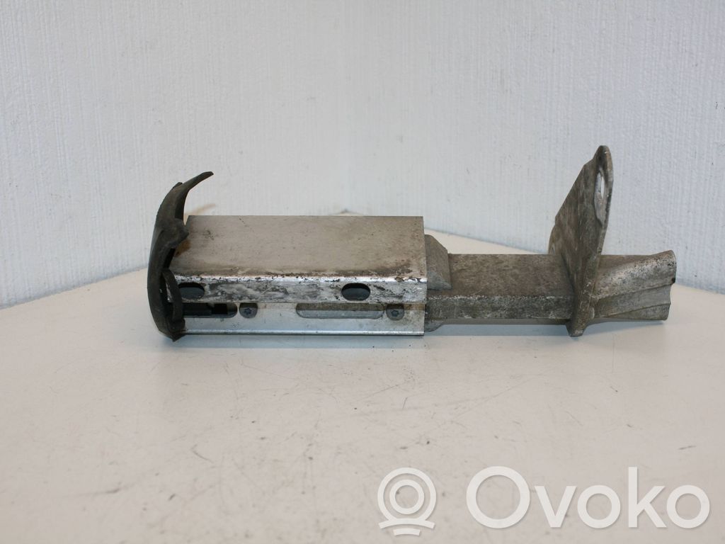 Audi A4 S4 B5 8D Soporte de montaje del parachoques trasero 