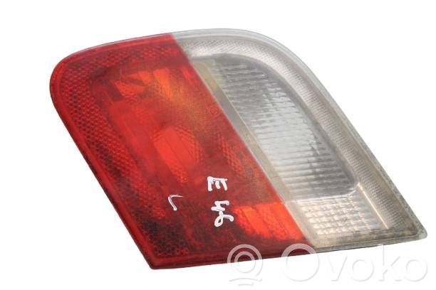 BMW 3 E46 Aizmugurējais lukturis pārsegā 