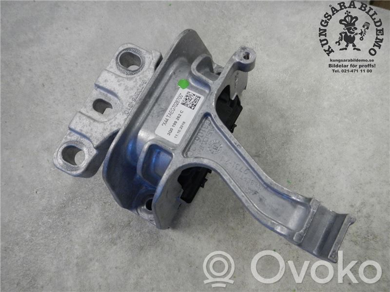 Volkswagen Tiguan Engine mount bracket 