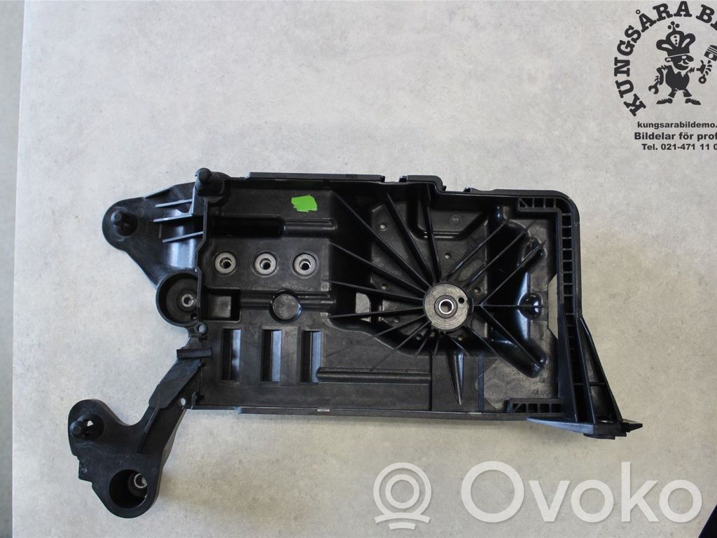 Volkswagen Golf VIII Akumuliatoriaus tvirtinimo padas 