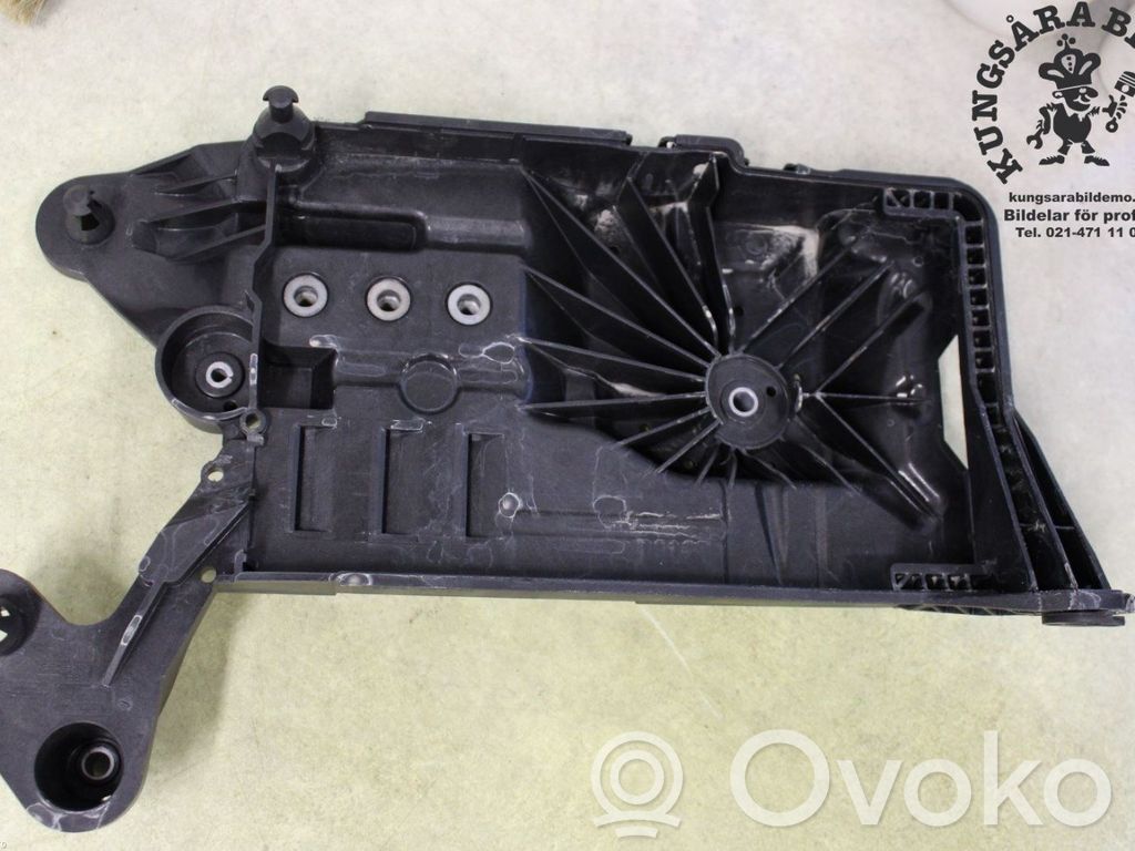 Volkswagen Golf VIII Akumuliatoriaus tvirtinimo padas 