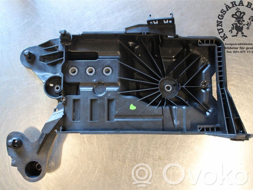 Volkswagen Golf VIII Akumuliatoriaus tvirtinimo padas 
