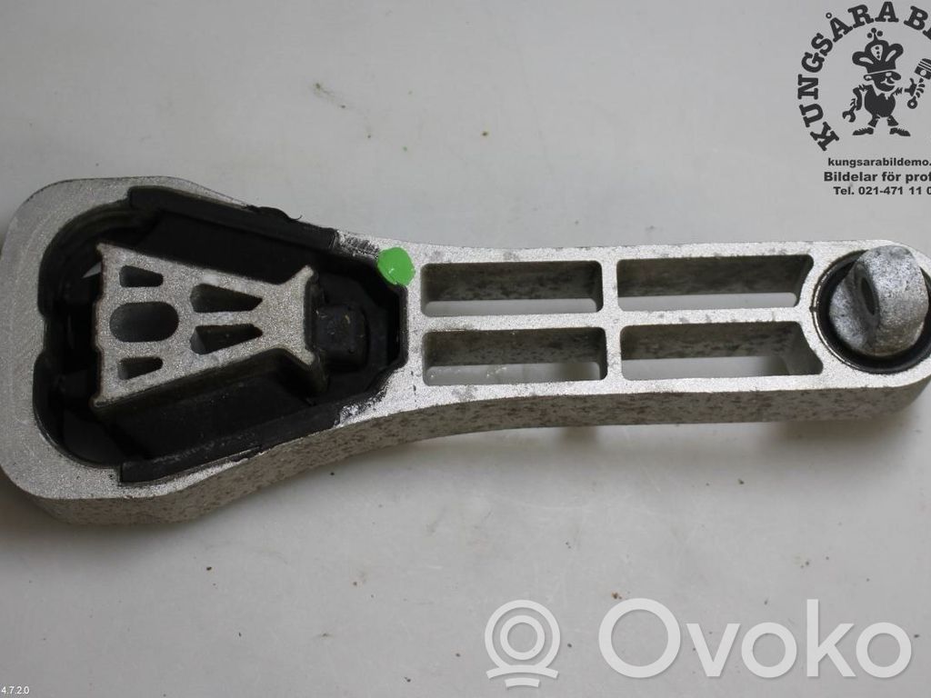 Volvo XC90 Engine mounting bracket 