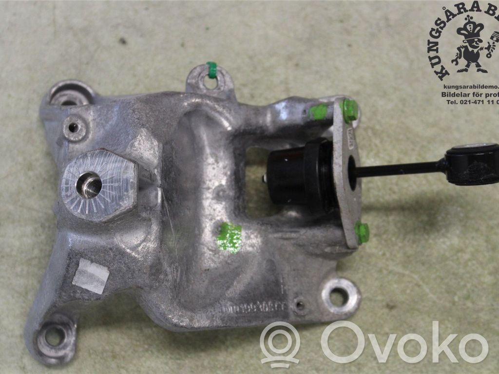Volkswagen Touareg III Engine mounting bracket 