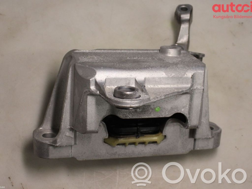 Volvo XC40 Engine mounting bracket 