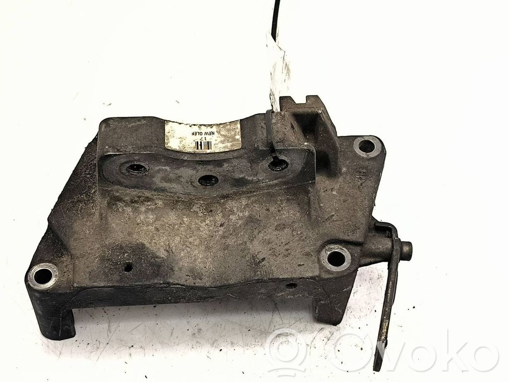 Engine mounting bracket