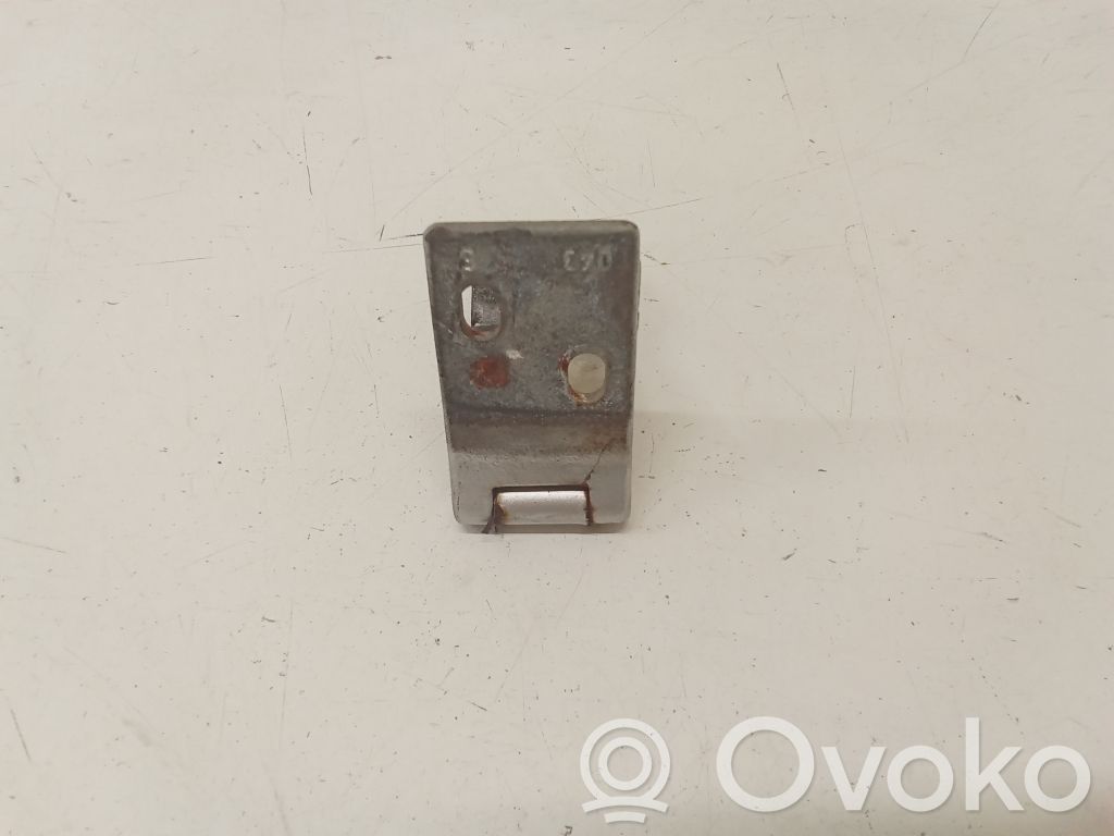Loading door upper hinge   043