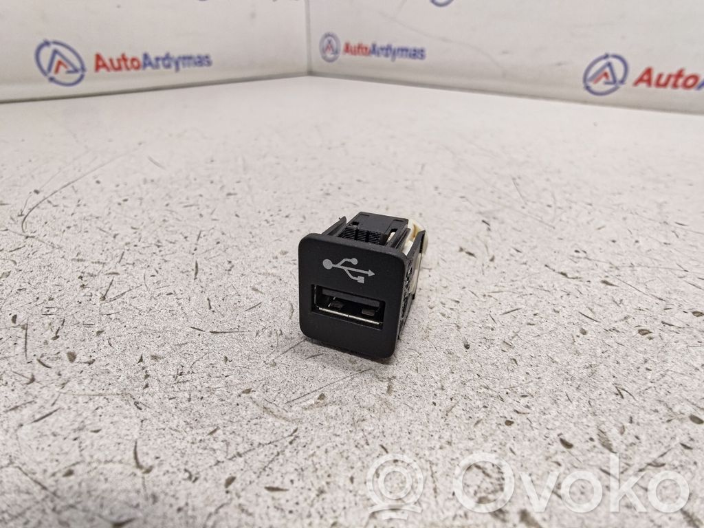 BMW 3 G20 G21 USB socket connector 
