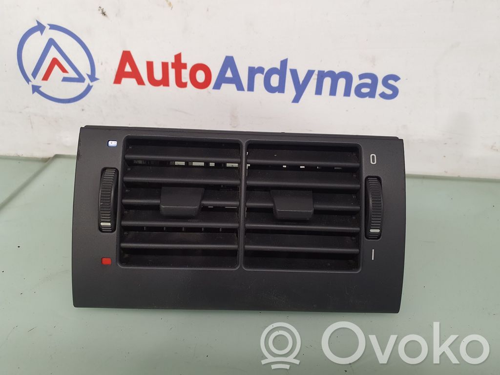 BMW 5 E39 Aizmugurējā gaisa - ventilācijas reste 