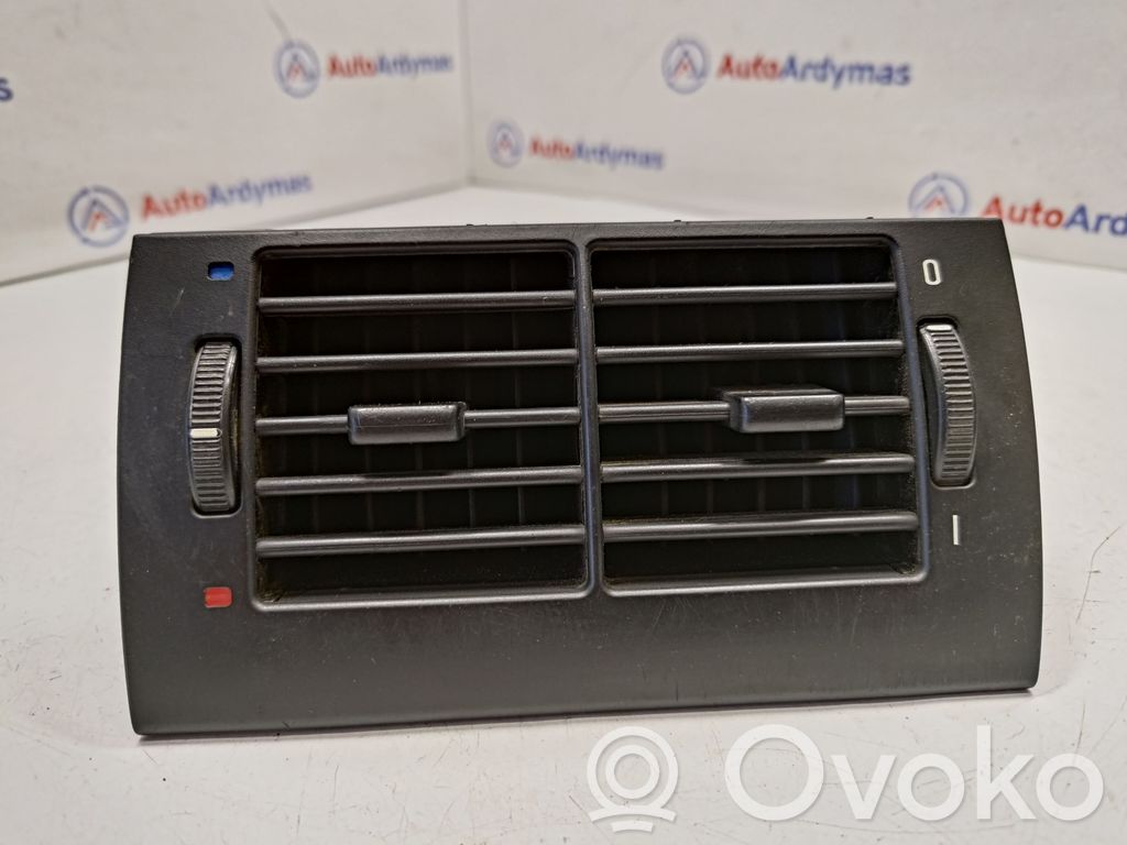 BMW 5 E39 Aizmugurējā gaisa - ventilācijas reste 