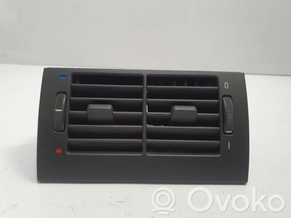 BMW 5 E39 Aizmugurējā gaisa - ventilācijas reste 