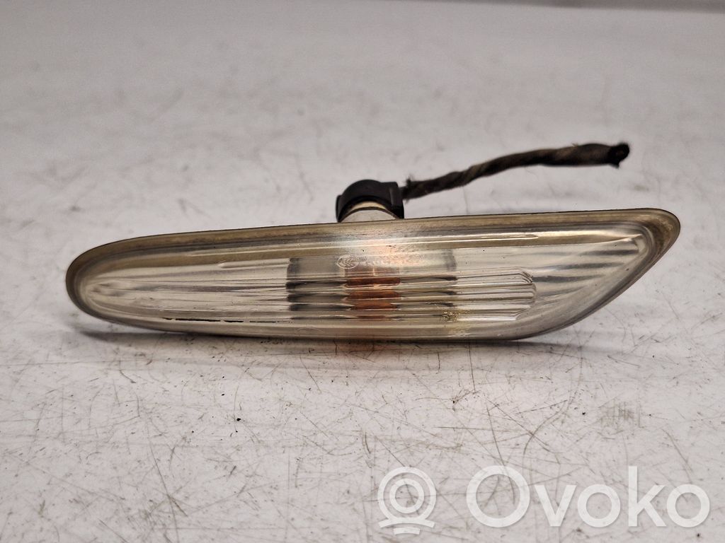 Front fender indicator light   7165742,63137165742,63136923920