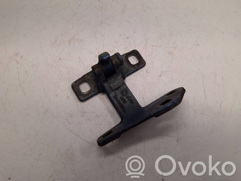 Tailgate hinge   8402183,41627006120