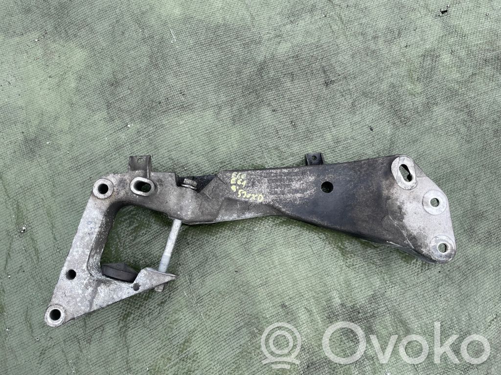 BMW 5 E60 E61 Pavarų dėžės tvirtinimo kronšteinas 