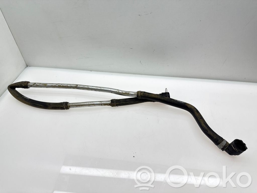 Volkswagen PASSAT B8 Engine coolant pipe/hose 