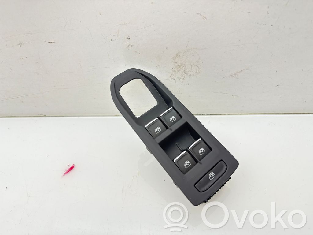 Volkswagen Golf VIII Interruptor del elevalunas eléctrico 