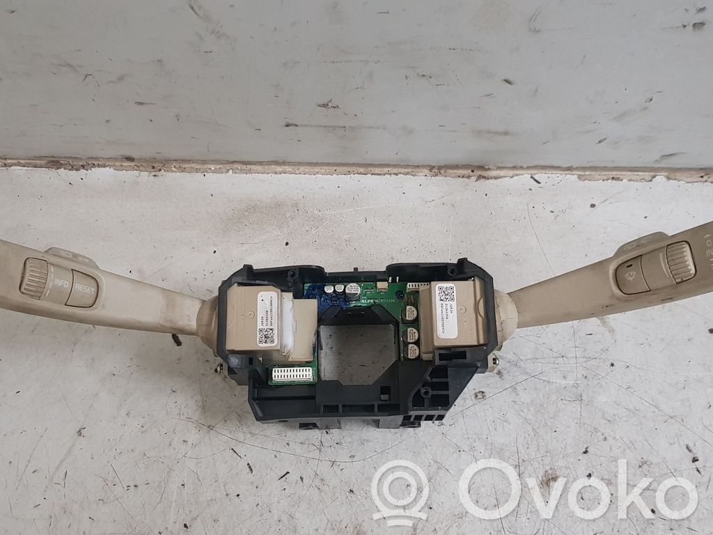 Volvo XC70 Wiper turn signal indicator stalk/switch 