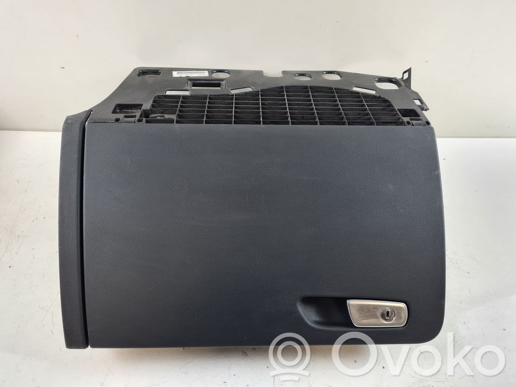 Guantera   8R1880302B