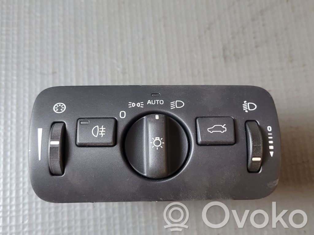 Light switch   30739425
