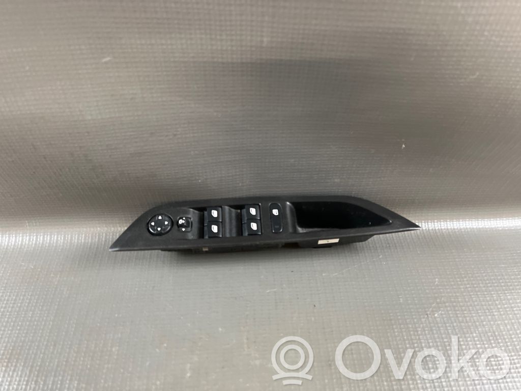 Peugeot 208 II Electric window control switch 