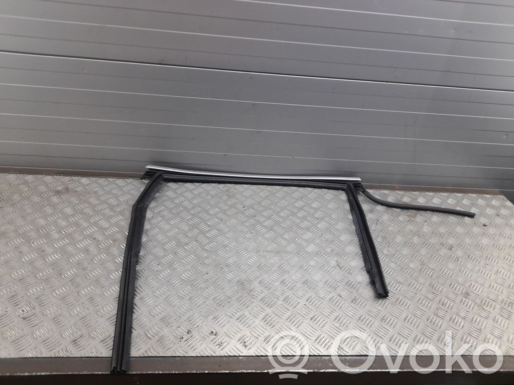 Audi Q7 4M Listwa / Uszczelka szyby drzwi tylnych 