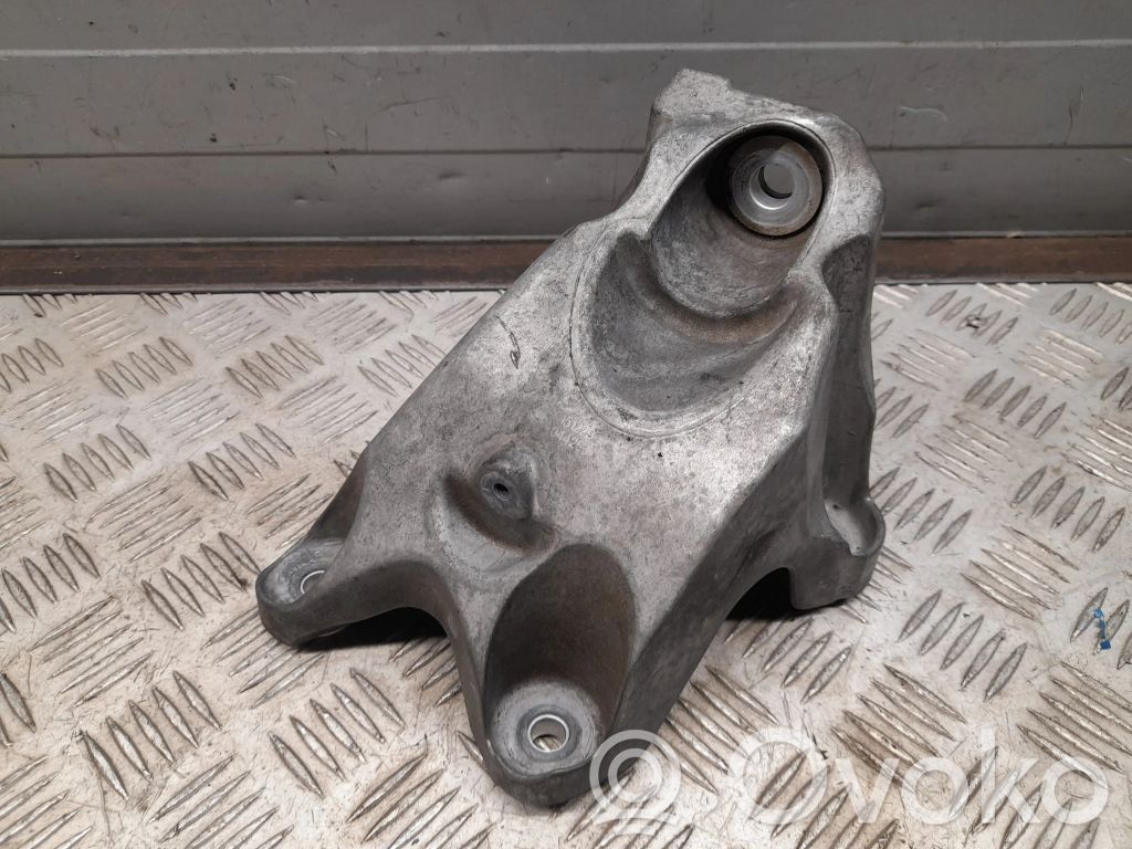 Chevrolet Camaro Engine mounting bracket 