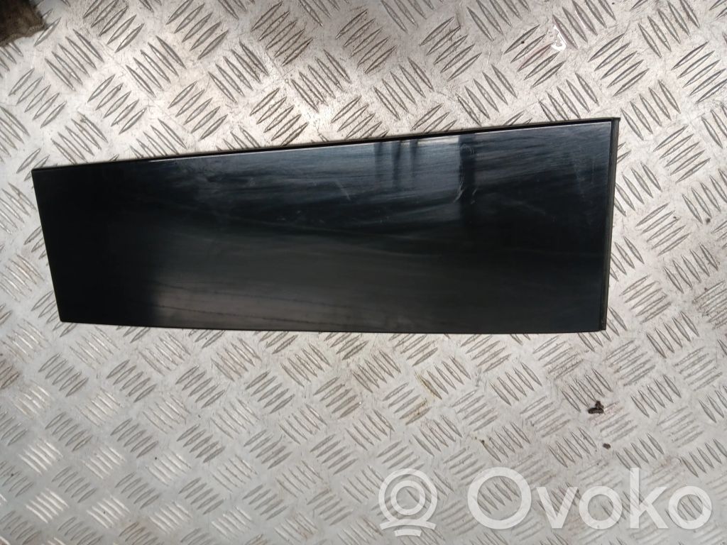 Chrysler Pacifica Takaoven lasin muotolista 