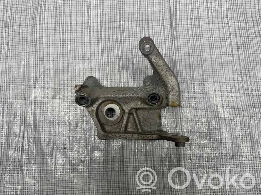 Volvo XC90 Engine mounting bracket 
