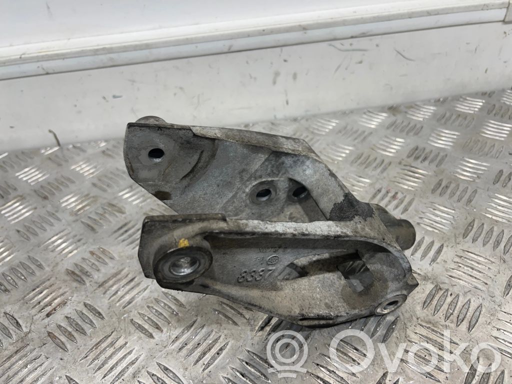 Chevrolet Captiva Engine mounting bracket 