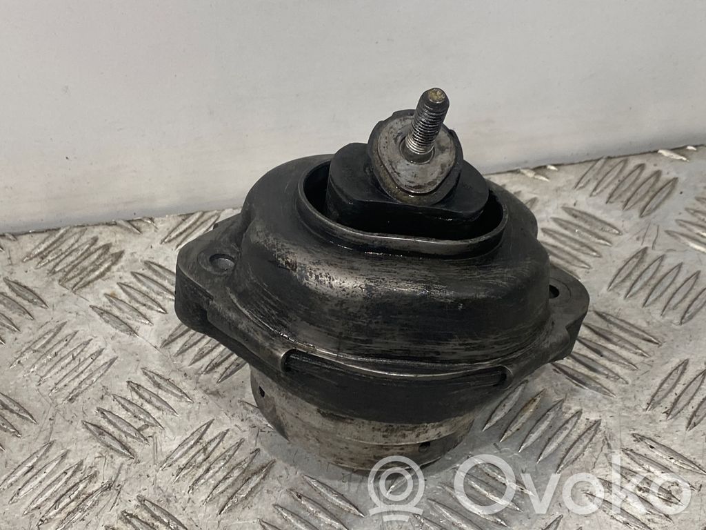Engine mount bracket   6758444,04052005