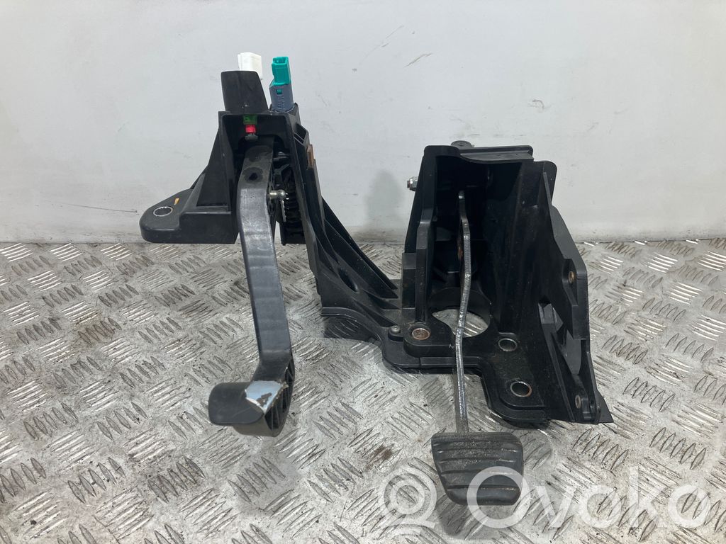 Assemblage pédale   180101026R,465104099R