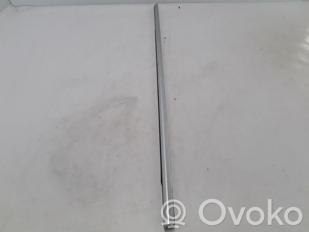 Listwa / Uszczelka szyby drzwi przednich   7260540