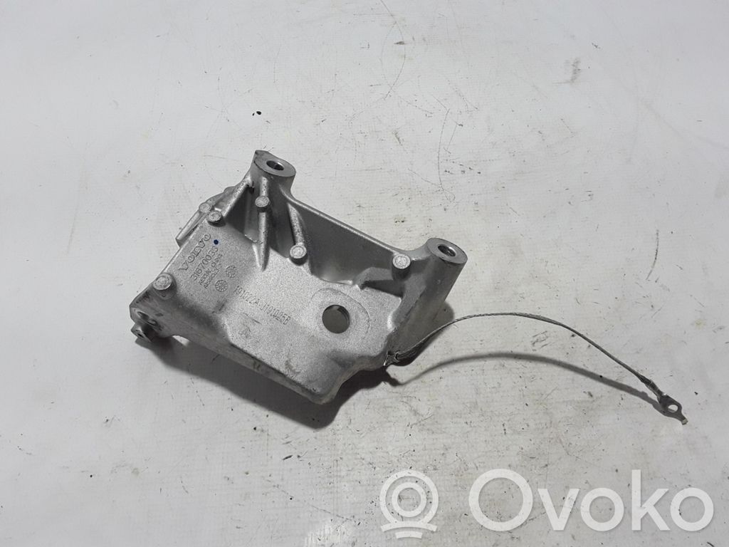 Volvo XC60 Engine mounting bracket 