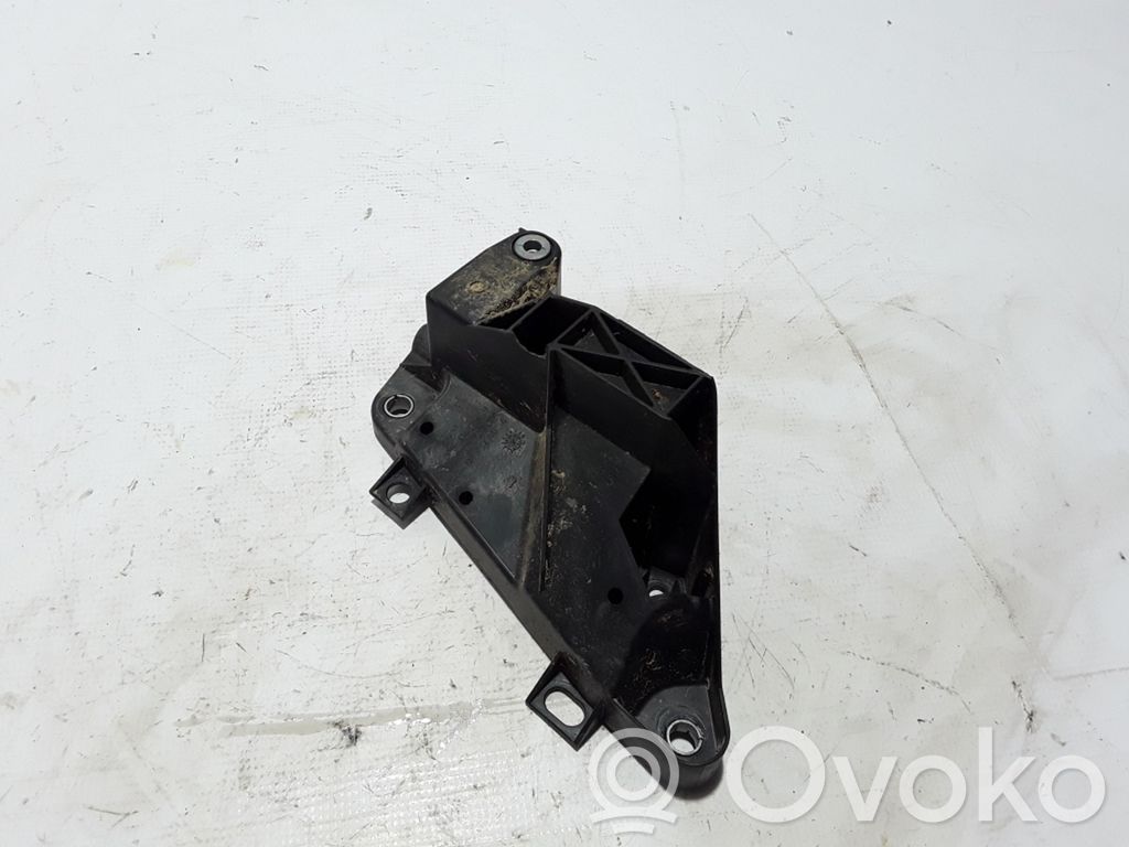 Chrysler Pacifica Radiator mount bracket 