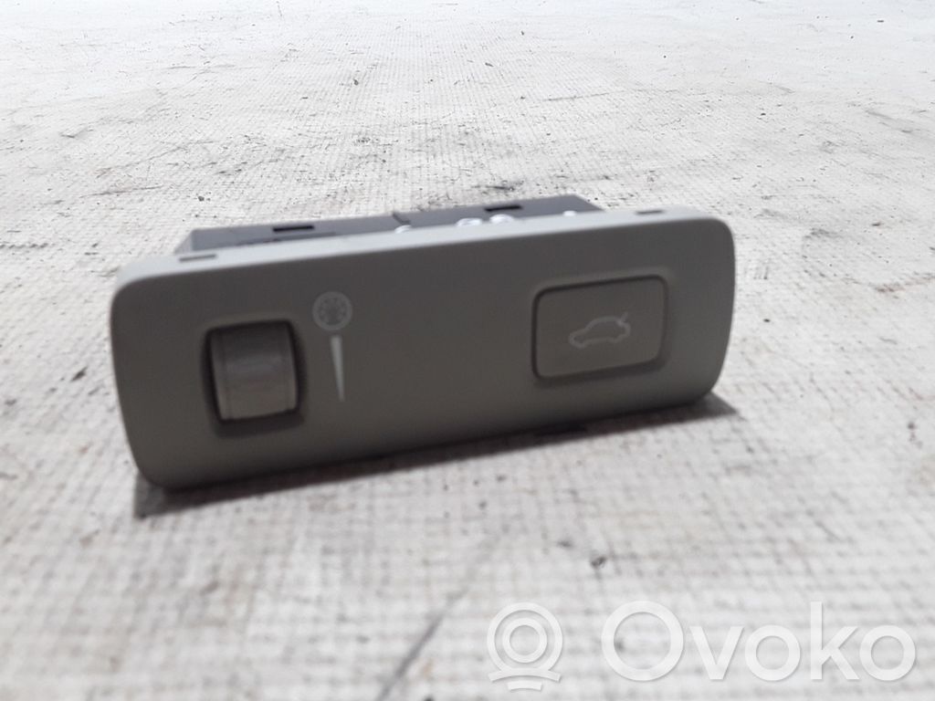 Volvo S90, V90 Interruptor para abrir la puerta trasera 