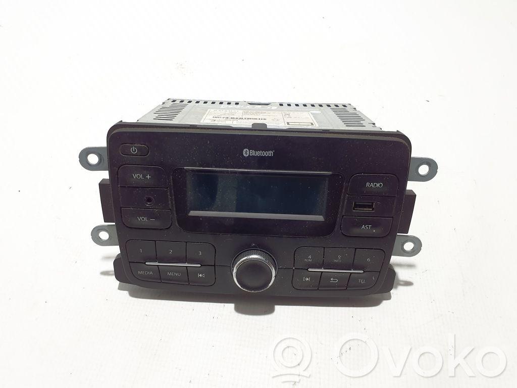 Dacia Dokker Panel / Radioodtwarzacz CD/DVD/GPS 